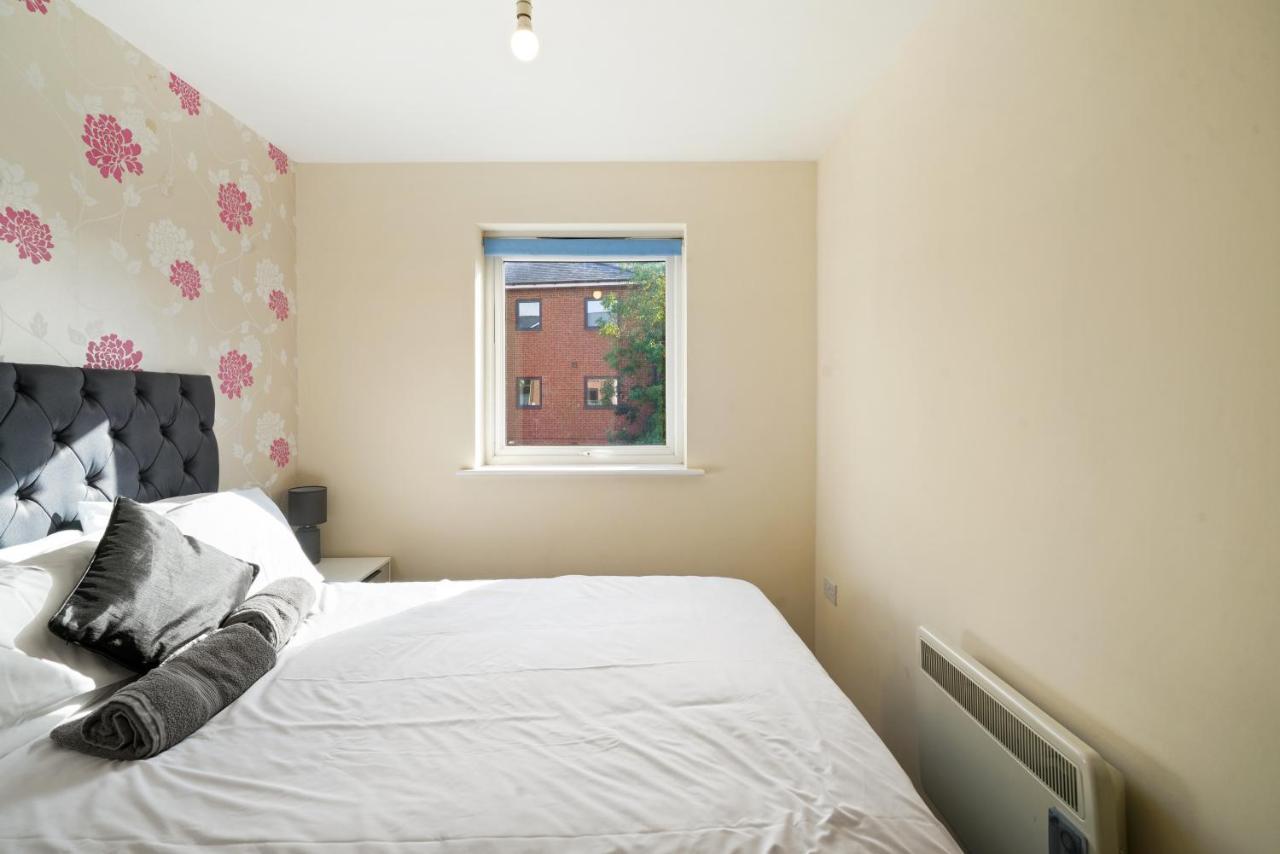 Fully Furnished 2 Bedroom Flat With Free Parking Stoke-on-Trent Exterior photo